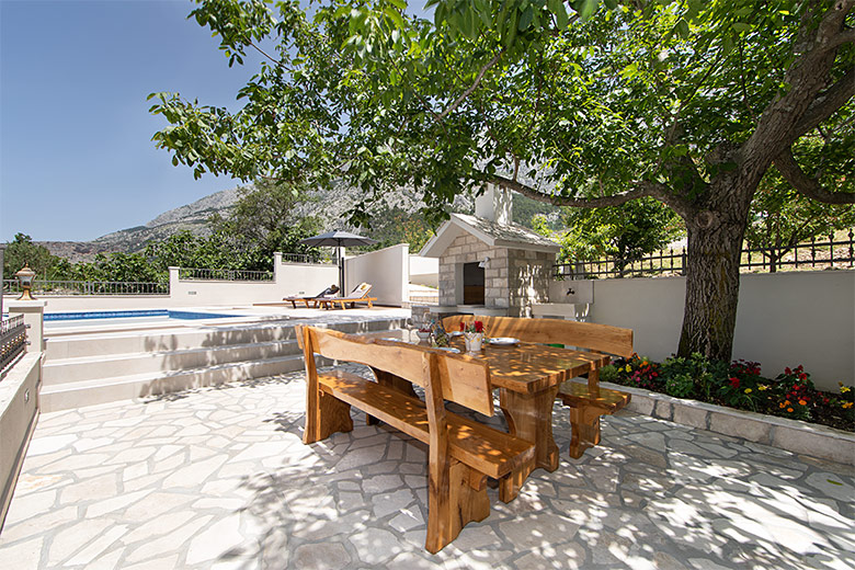 Villa Albina Tučepi - outdoor dining table