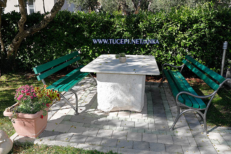 apartments Villa Anka, Tučepi - garden chairs and stone table
