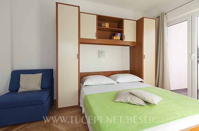 Apartments Bešlić, Tučepi - bedroom, Schlaffzimmer mit Zusatz Sofa