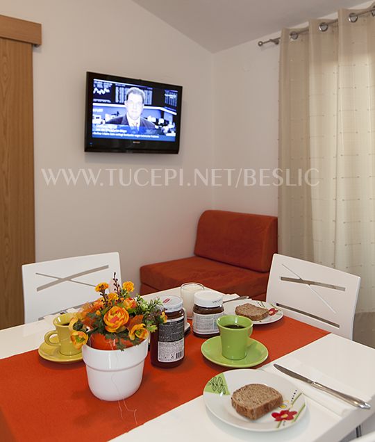 Apartments Bešlić, Tučepi - dining room, Fernsehen, Tisch mit Essen