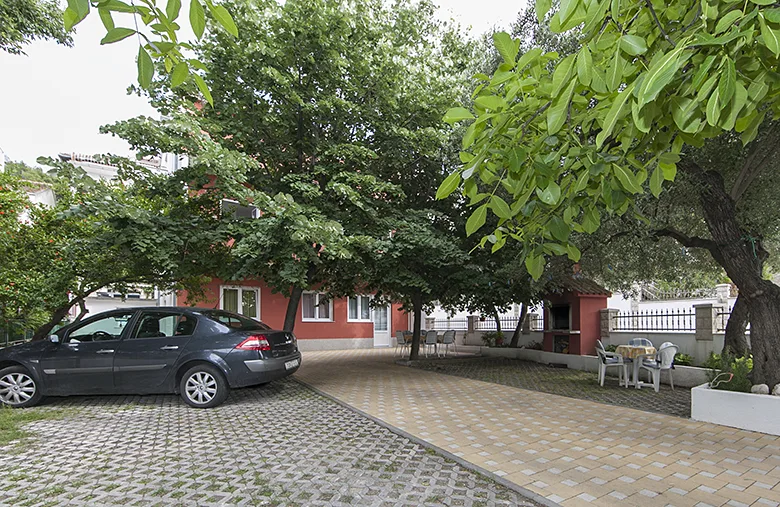 house - Apartments Be&scaron;lić, Tučepi - aerial position