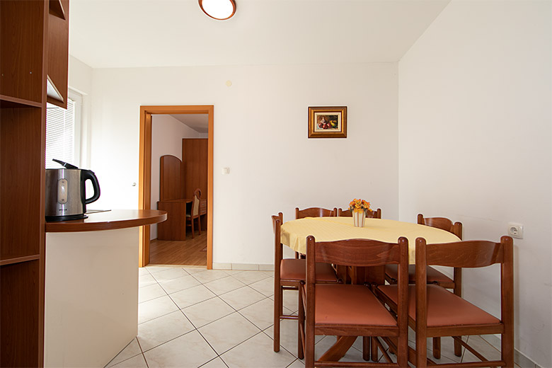 Apartments Biser, Tučepi - dining table