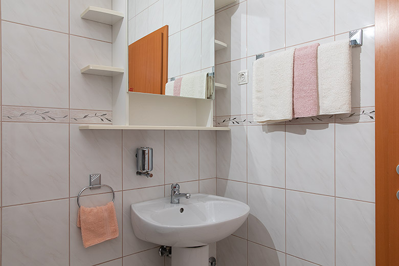 Apartments Biser, Tučepi - bathroom