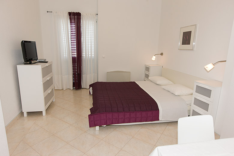 Apartments Diana, Tučepi - bedroom