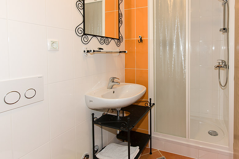 Apartments Diana, Tučepi - bathroom