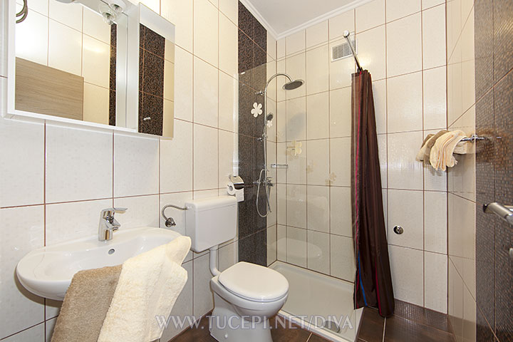 Apartments DiVa, Tučepi - bathroom