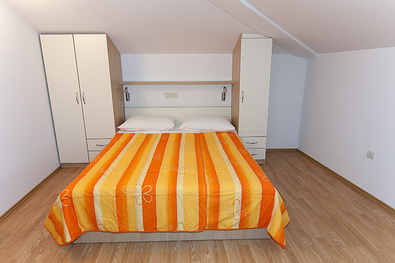 bedroom - apartments Kamena, Tučepi