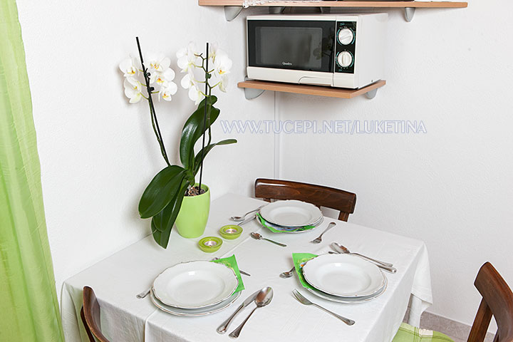 Apartments Luketina, Tučepi - dining table