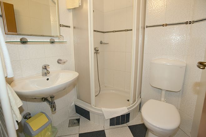 Apartments Mihaljević, Tučepi - bathroom