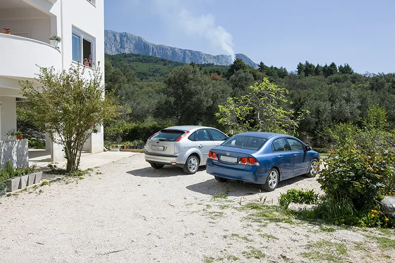 Apartments Marija and Frane Mravičić - parking in front of house