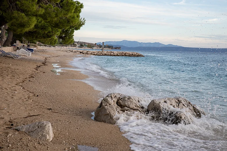 Apartments Marija and Frane Mravičić - beach in Tučepi in autumn