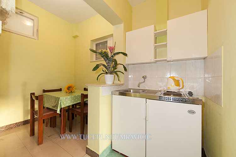 kitchen - apartments Mravičić, Tučepi
