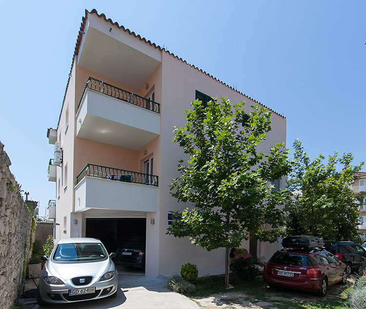apartments Mravičić, Tučepi - house center