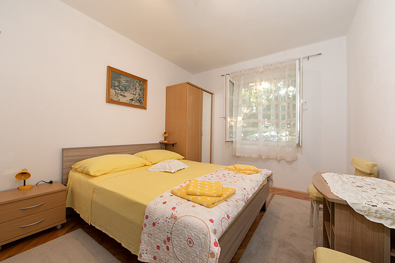 Apartments Ozrenka, Tučepi - bedroom