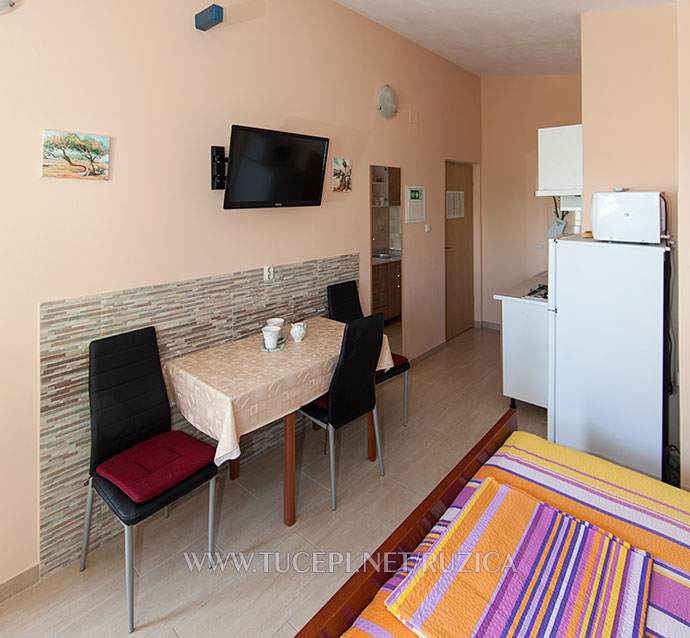 dining table, TV, refrigerator in the apartment Ružica in Tucepi