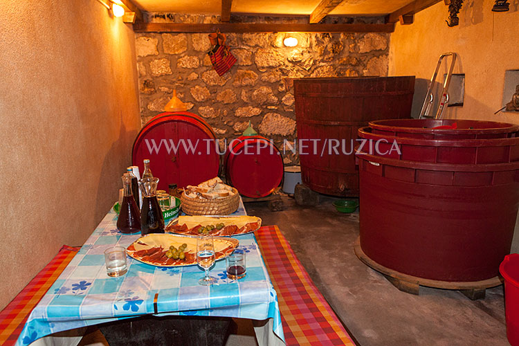 Dalmatian konoba: wine and domestic, hand made food