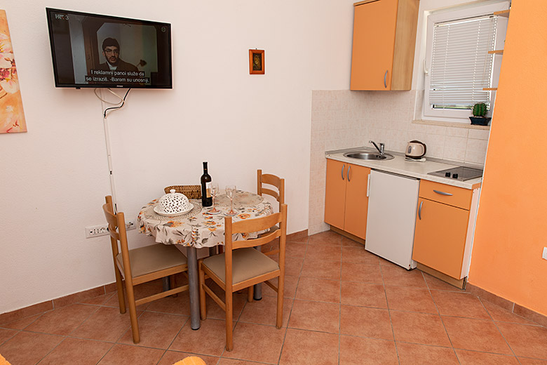 Apartments Silva, Tučepi - dining table