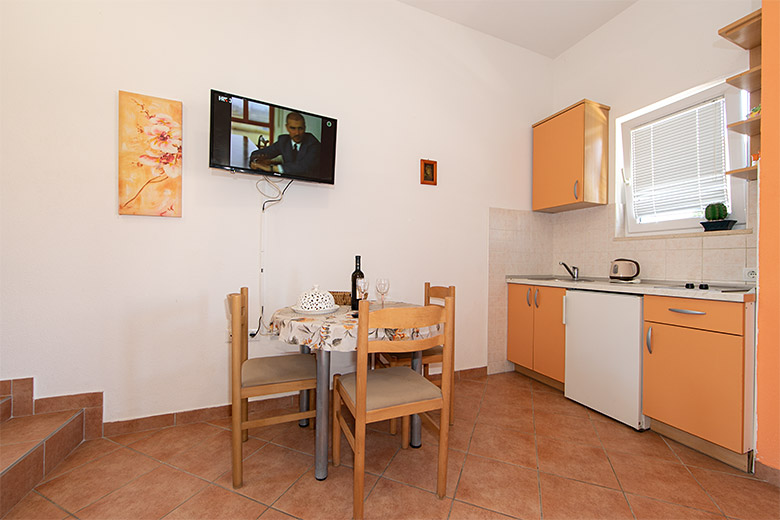 Apartments Silva, Tučepi - dining table
