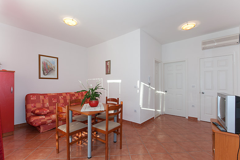 Apartments Silva, Tučepi - dining room