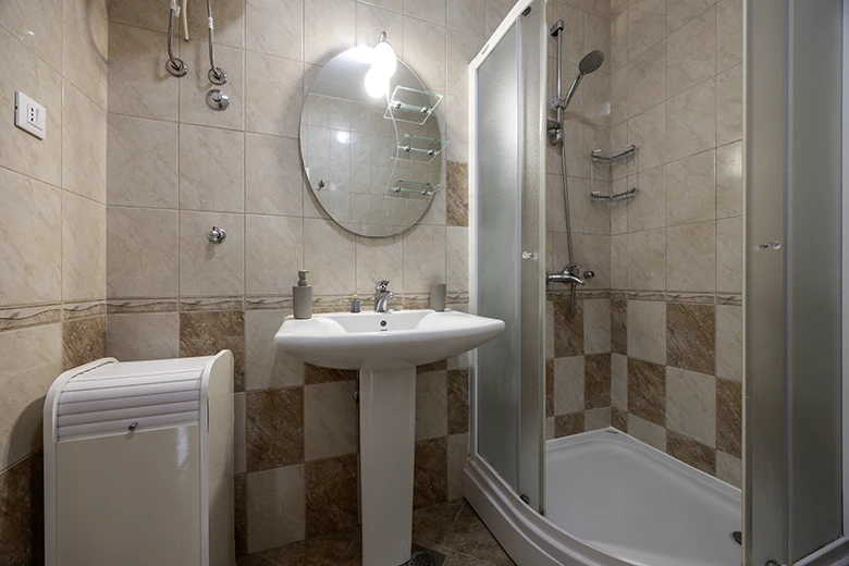 Apartments Silva, Tučepi - bathroom