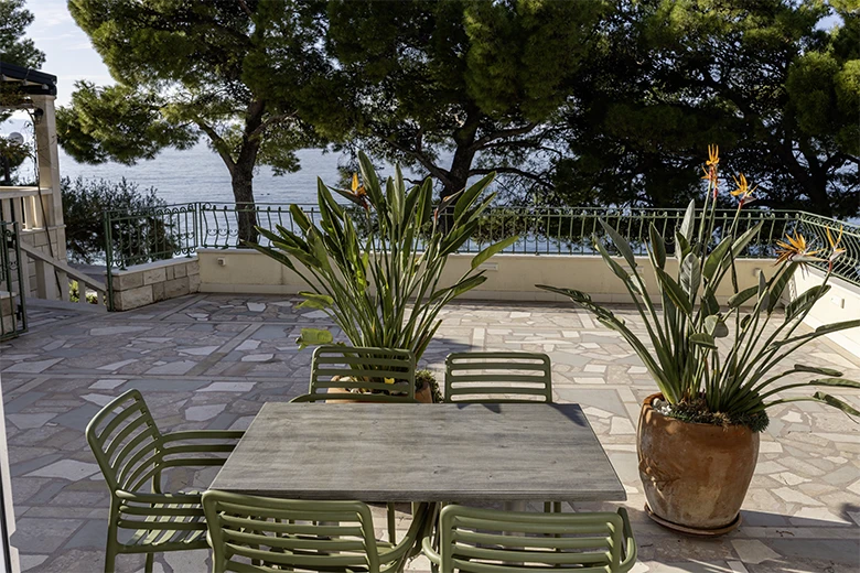 Apartments Caluna, Tučepi - terrace with sea view, overlooking the sea and beach