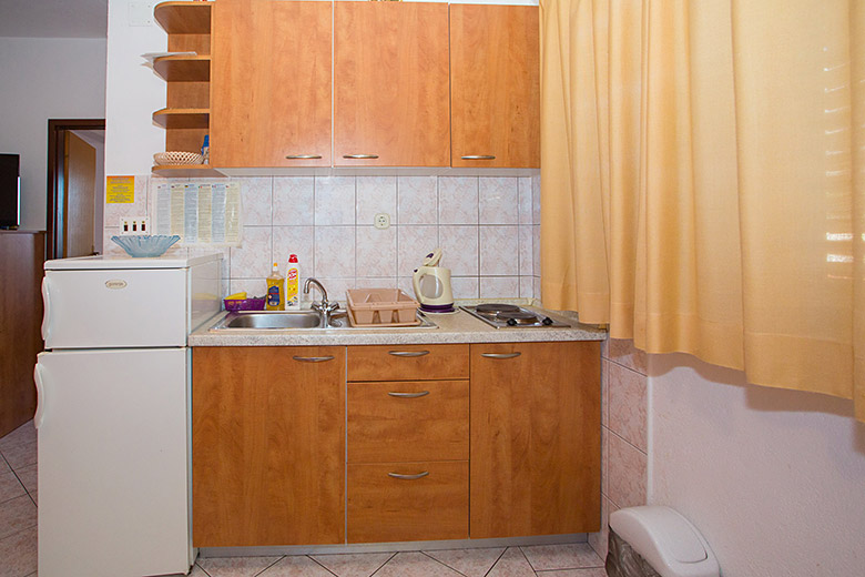 Apartments Svjetlana, Tučepi - kitchen
