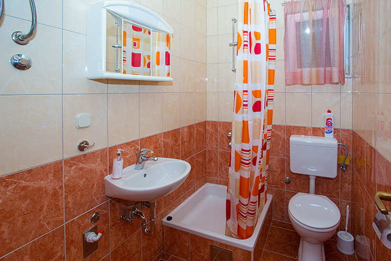Apartments Svjetlana, Tučepi - bathroom