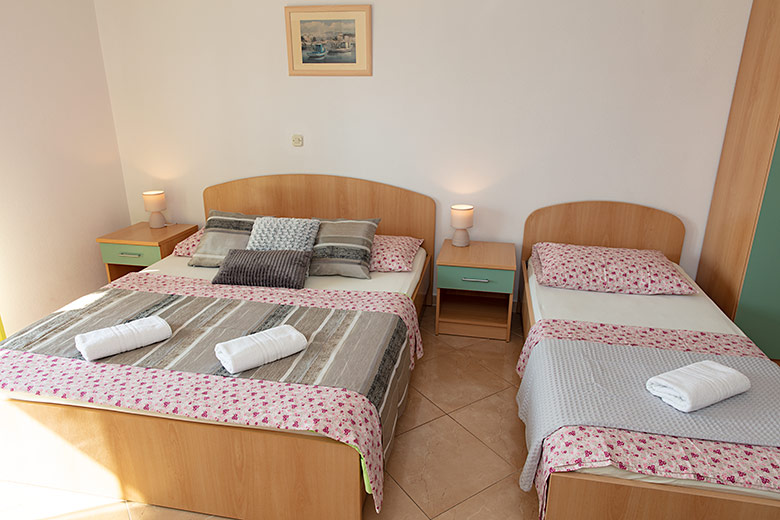 bed - Apartments Norka, Tučepi