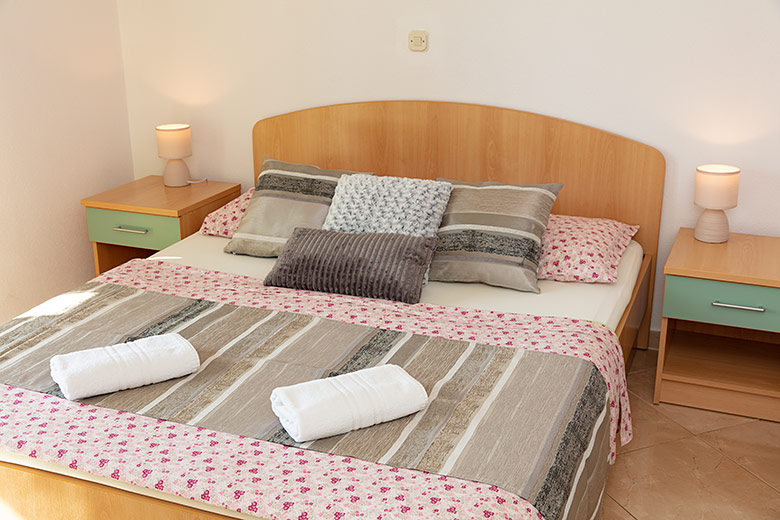 bed - Apartments Norka, Tučepi